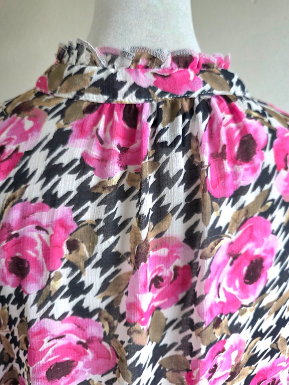 TORRID Pink Rose Floral Houndstooth Chiffon Puff Sleeve Blouse Ruffle Plus 1X - Picture 6 of 7